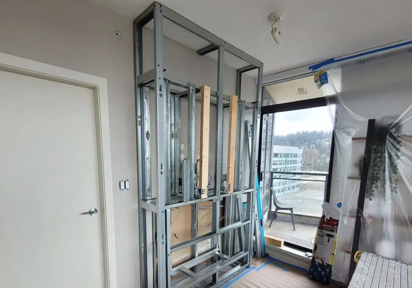 A room with some windows and walls in it