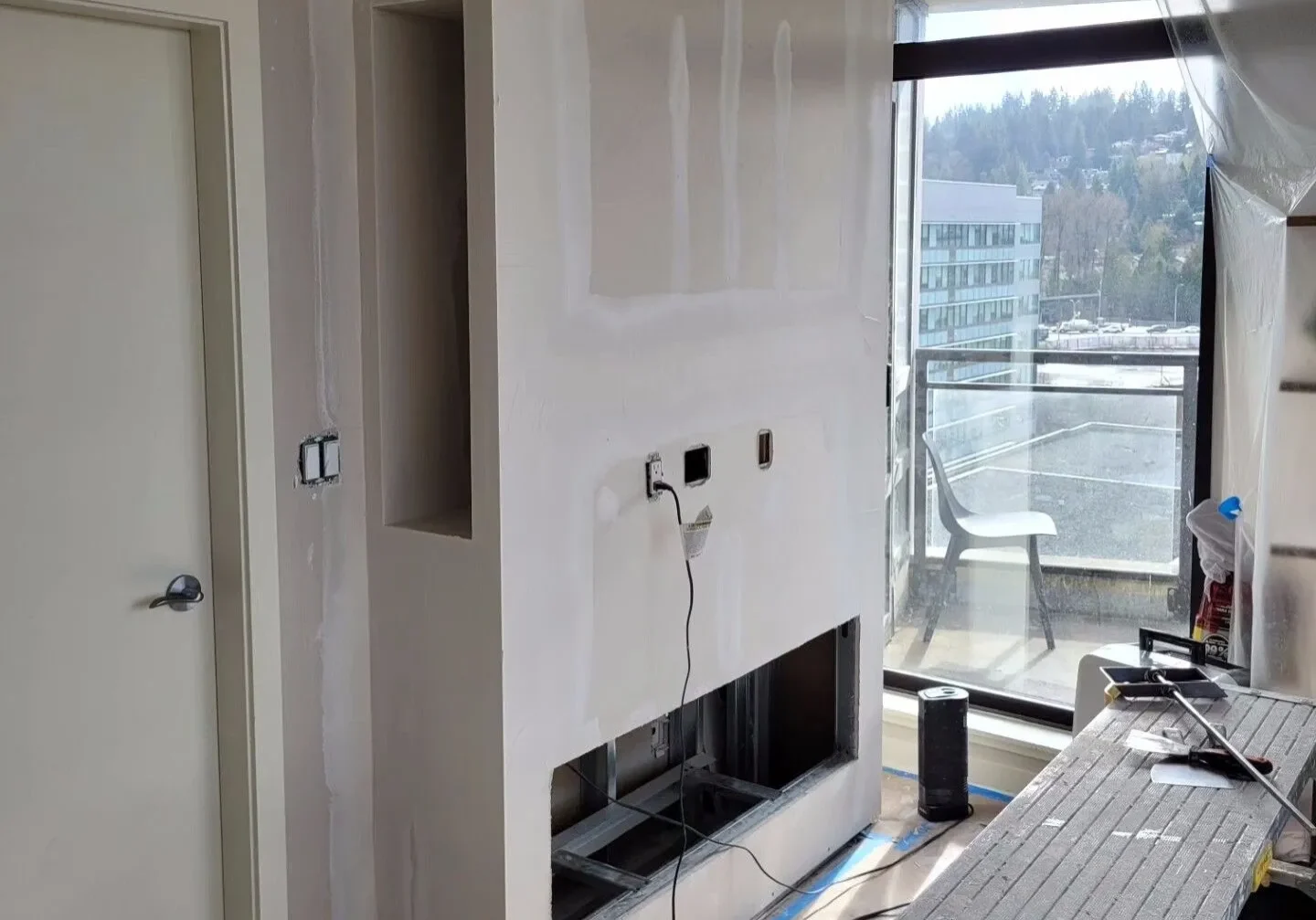 A room with a fireplace and windows in it